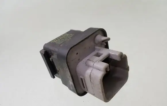 Toyota RAV 4 (XA40) Glow plug pre-heat relay 2861067010 1567000671