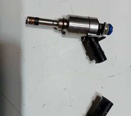 Hyundai i40 Fuel injector 353102e500