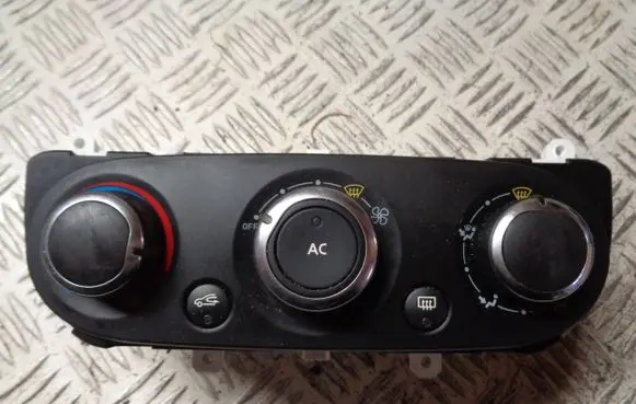 Renault Clio IV Climate control unit T1019676Z