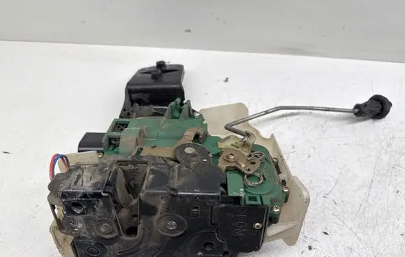 Volkswagen PASSAT B5.5 Front door lock 3B0837868