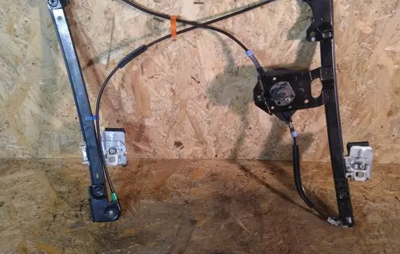 Volkswagen Golf III Front door manual window regulator 1H0837402AE