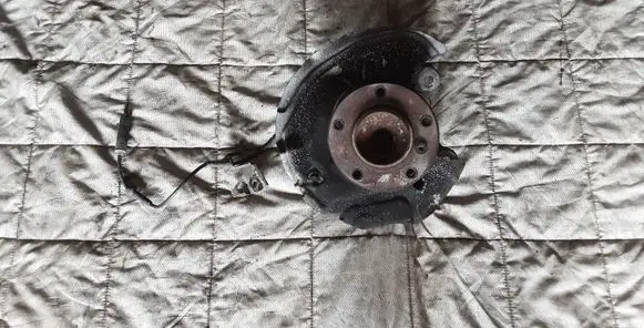 BMW 1 E81 E87 Front wheel hub spindle knuckle 6764443