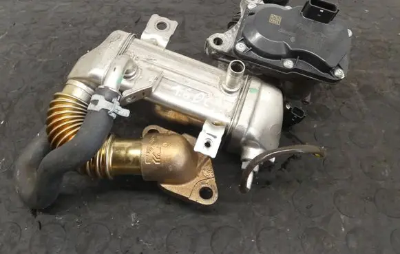 Renault Trafic III (X82) EGR valve cooler 147350678R 147102408R