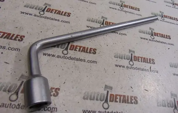Mercedes-Benz S W221 Wheel nut wrench A2215810001