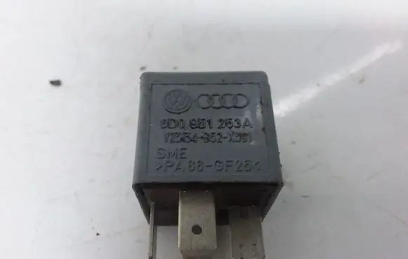 Volkswagen PASSAT B5 Other relay 8D0951253A 373