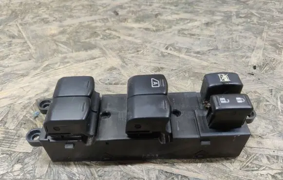 Nissan Tiida C11 Electric window control switch 7Z11