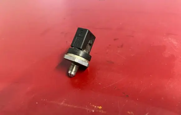 BMW X5 F15 Fuel pressure sensor 7620946