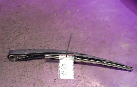 Rear wiper blade arm