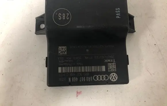 Audi A5 8T 8F Gateway control module 8R0907468N