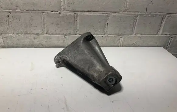 Engine mounting bracket