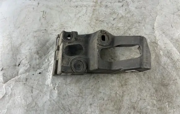Fender mounting bracket