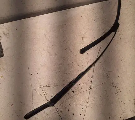 Front wiper blade arm