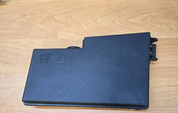 Volvo C70 Fuse box cover 08676948