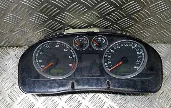Volkswagen PASSAT B5.5 Speedometer (instrument cluster) 3B0920805