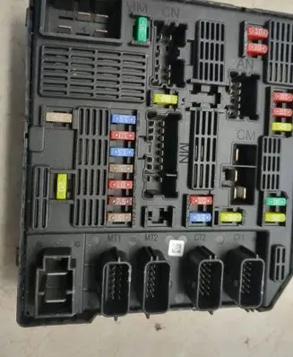 Renault Clio IV Fuse module 284B67924R 0331162300509 2840207903300