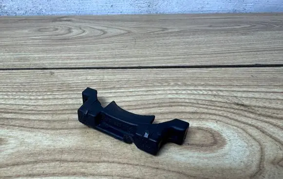 Audi Q7 4L Radiator mount bracket 7L0805517