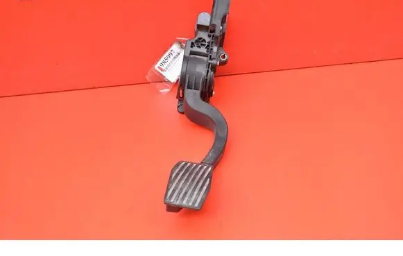 Accelerator throttle pedal