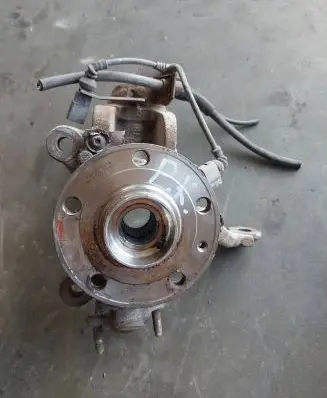 Volkswagen Touran I Front wheel hub spindle knuckle