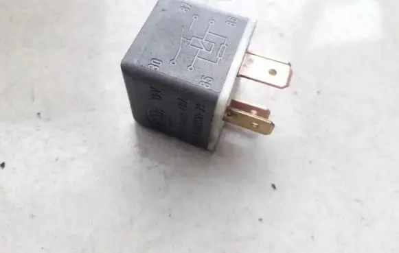 Volkswagen PASSAT B3 Other relay 4RA00351058