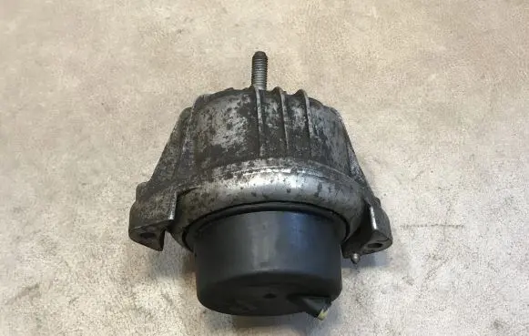 BMW 3 E90 E91 Engine mount bracket 139811