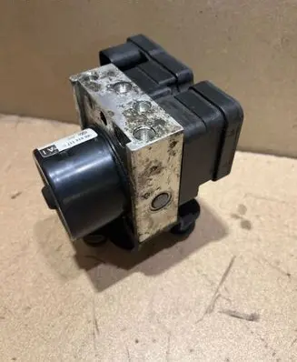 Skoda Octavia Mk2 (1Z) ABS Pump 1K0907379P 00009496E5