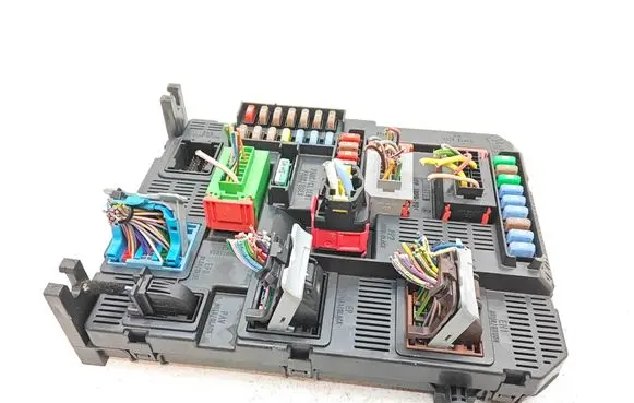 Peugeot 208 I Fuse module 9807532080 E1111753 20150224