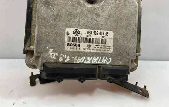Skoda Octavia Mk2 (1Z) Engine control unit/module 0281010180 038906013AS