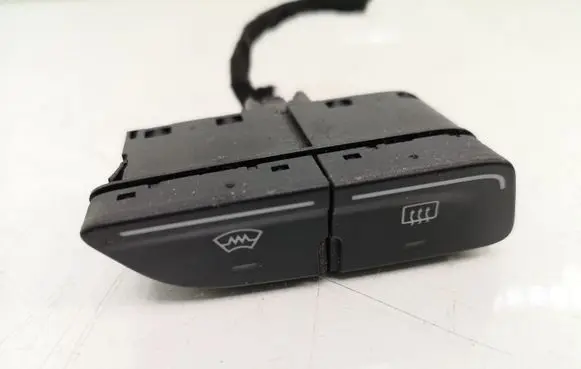 Ford Focus Windscreen/window heater switch AM5T18K574AC