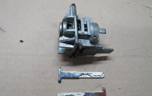 Ford S-MAX Coupe door lock (next to the handle) 