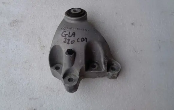 Mercedes-Benz GLA W156 Engine mounting bracket A2462401109