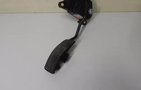 Nissan X-Trail T31 Accelerator throttle pedal 18002JG00B