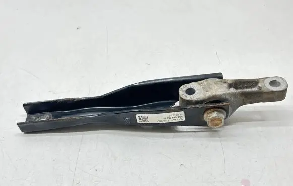 Volkswagen PASSAT B8 Engine mounting bracket 5Q0199855P 04012017 X44AAP112303RA