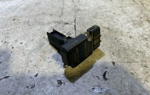 Toyota Avensis T250 Mass air flow meter 2220427010