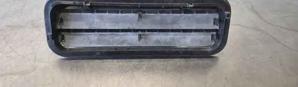 Quarter panel pressure vent