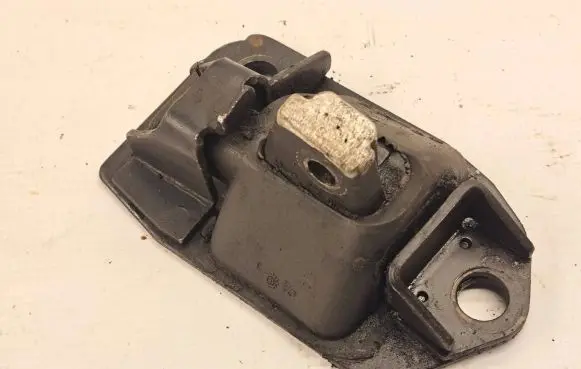 Volvo S70 V70 V70 XC Engine mount bracket
