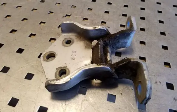 Mitsubishi Pajero Tailgate/trunk/boot hinge