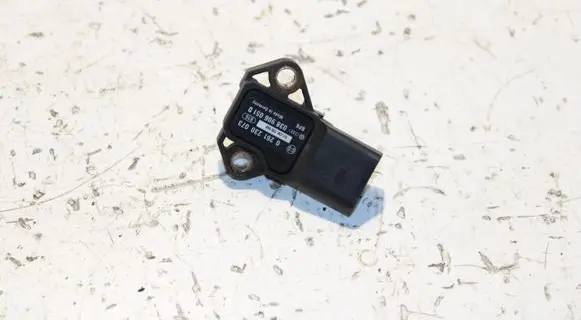 Volkswagen Golf V Air pressure sensor 038906051D 0261230073