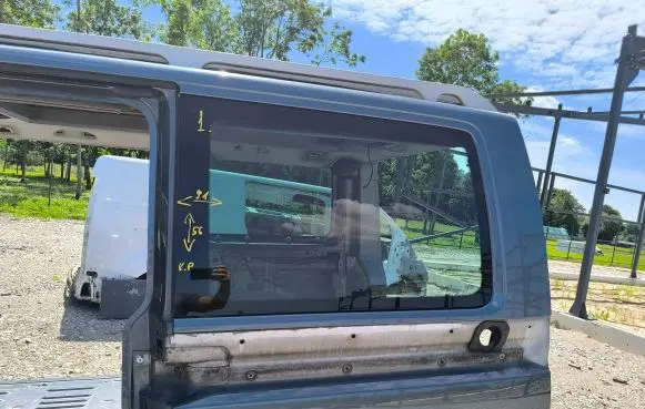 Volkswagen Multivan T5 Rear side window 43R000010