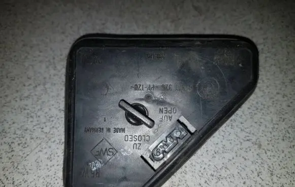 BMW 5 E39 Tail light bulb cover holder 8371325