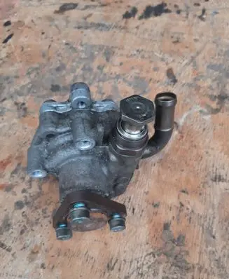 Volkswagen PASSAT B5.5 Power steering pump 8D0145156