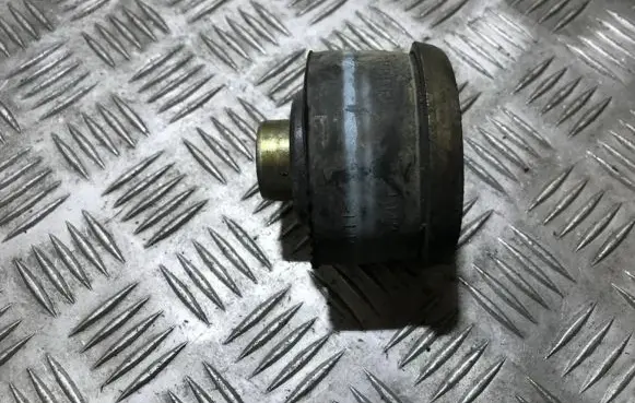 Mercedes-Benz ML W163 Engine mount bracket a1633170412