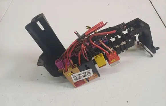 Volkswagen PASSAT B5.5 Fuse box set 8d1937545