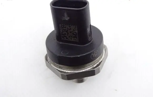 BMW 7 G11 G12 Oil pressure sensor 8643665