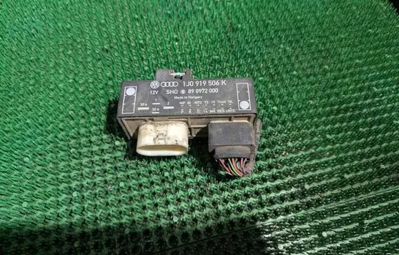 Volkswagen Golf IV Coolant fan relay 1J0919506K