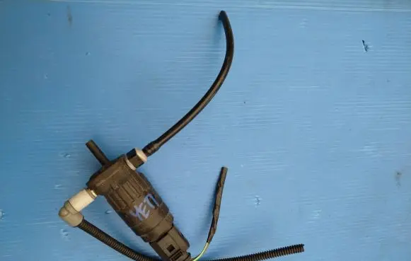 Skoda Yeti (5L) Windscreen/windshield washer pump 1K6955651