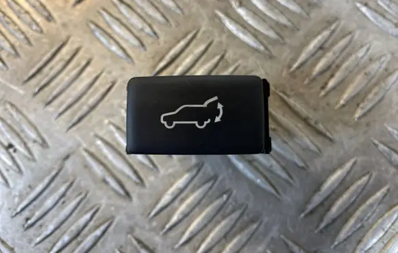 Subaru Outback (BS) Tailgate opening switch 5126K3