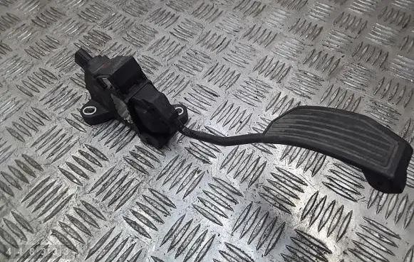 Toyota Avensis T270 Accelerator throttle pedal 7811005021
