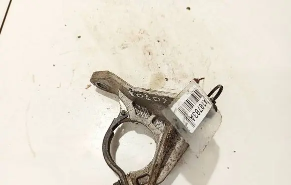 Engine mounting bracket