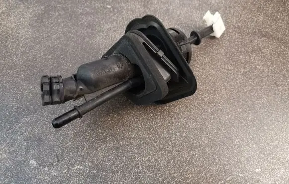 Mazda 3 II Clutch master cylinder KG19300
