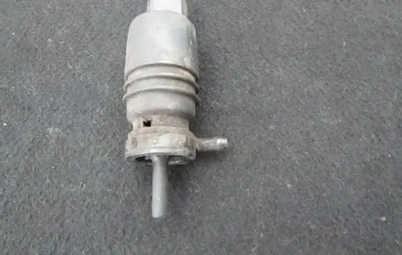 Volkswagen PASSAT B5 Windscreen/windshield washer pump